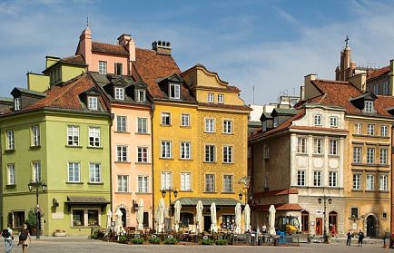 Promenez-vous dans la vieille ville et ses bâtiments colorés avec un billet d'avion pour Varsovie.