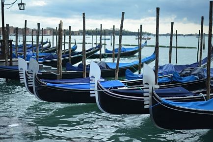 Naviguez dans les canaux à bord d'une gondole avec un billet d'avion pour Venise.