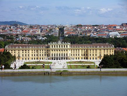 Visitez le large château Shönbrunn de couleur jaune et son parc avec un billet d'avion pour Vienne.
