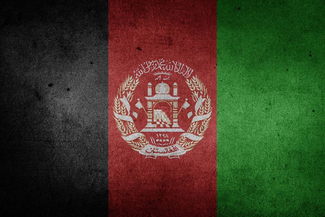 Un vol Afghanistan pas cher avec Algofly illustré par le drapeau national à bande verticales noires, rouges, vertes et un écusson blanc.