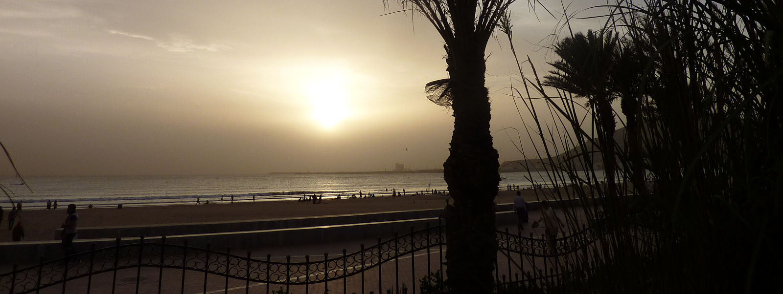 Un vol Agadir pas cher avec Algofly illustré par un coucher de soleil sur la promenade de bord de mer.