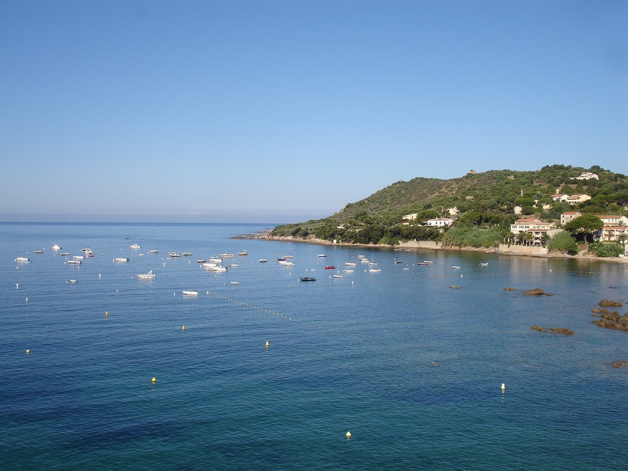 Un vol Ajaccio pas cher avec Algofly illustré par des bateaux sur le front de mer.