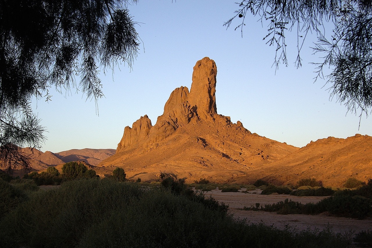 Un vol Algérie pas cher avec Algofly illustré par un coucher du soleil vu de l'Ermitage du Père de Foucauld.