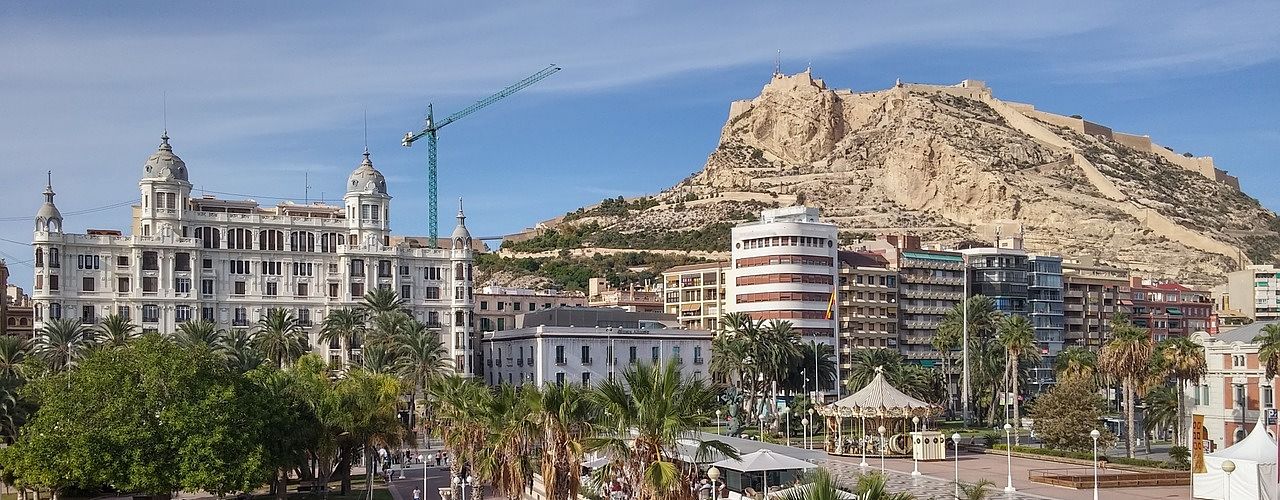 Un vol Alicante pas cher avec Algofly illustré par le château de Santa Barbara surplombant la ville nouvelle.