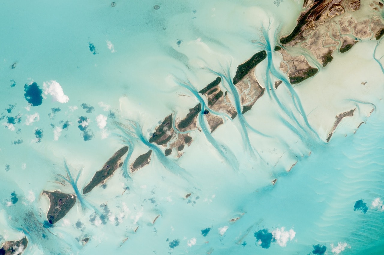 Un vol Bahamas pas cher avec Algofly illustré par une vue aérienne sur les eaux turquoises.