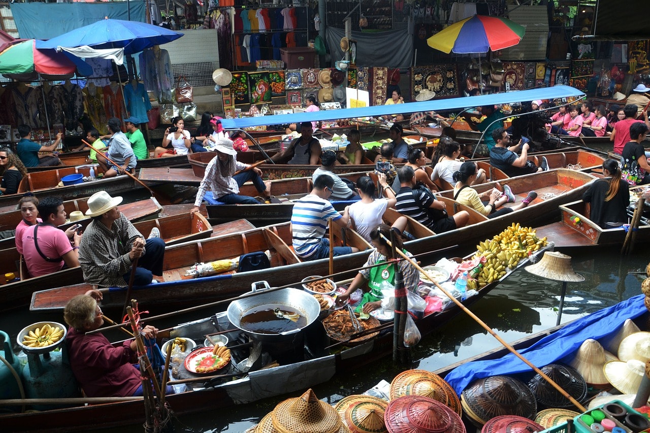 Un vol Bangkok pas cher avec Algofly illustré par un marché typique flottant et une foule de gens.