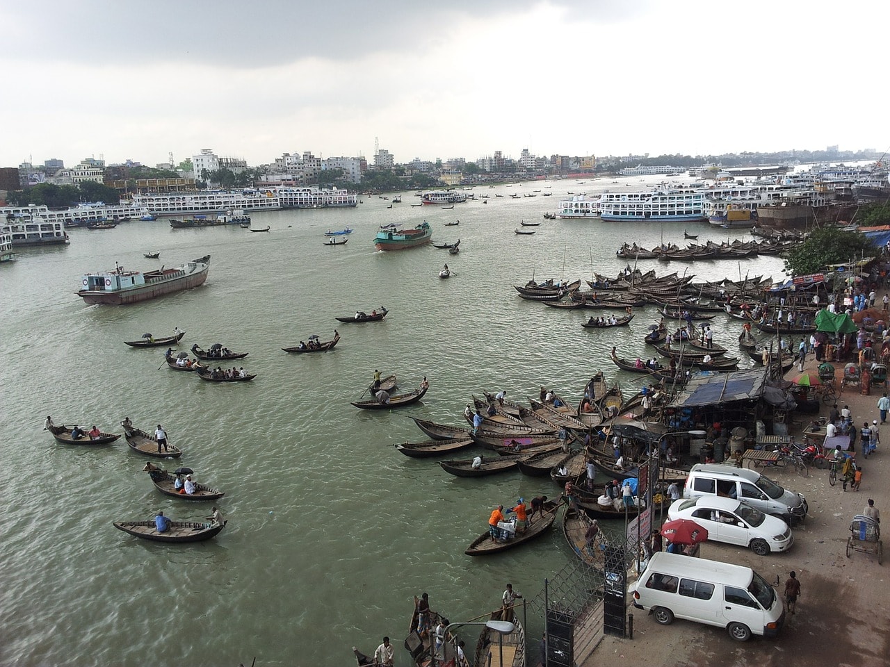 Un vol Bangladesh pas cher avec Algofly illustré par des barques nagiguant sur le fleuve Meghna.