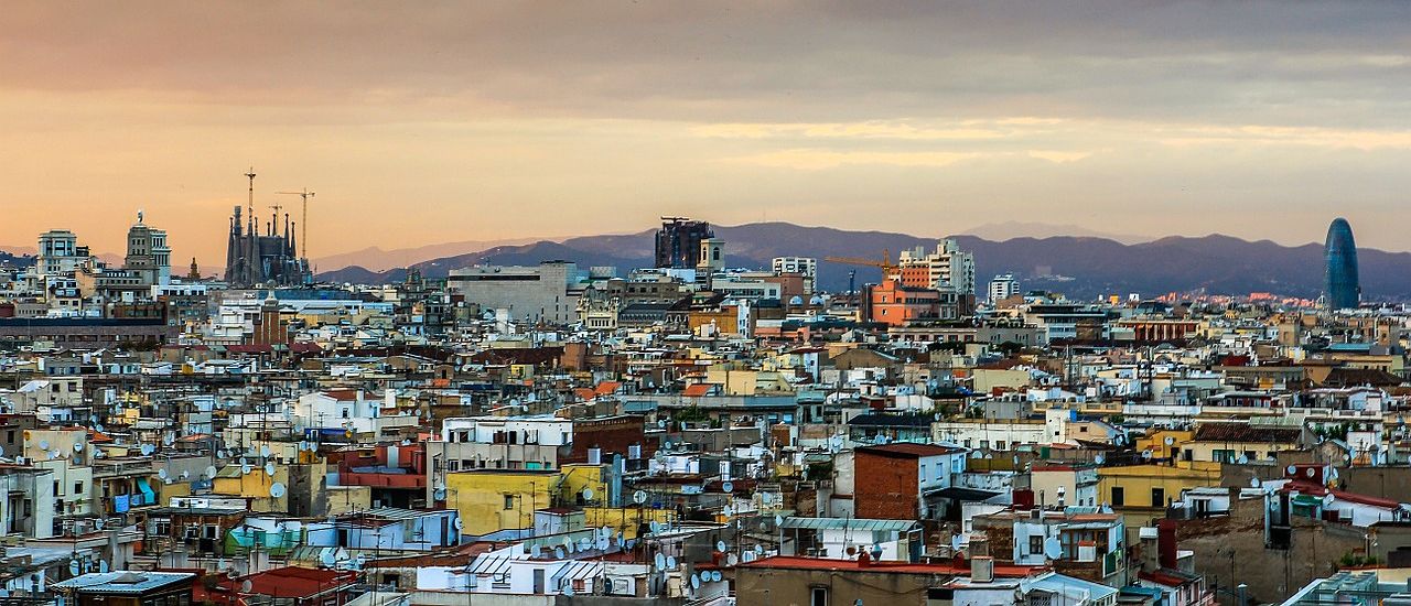 Un vol Barcelone pas cher avec Algofly illustré par une vue plongeante de la ville depuis le Montjüic.