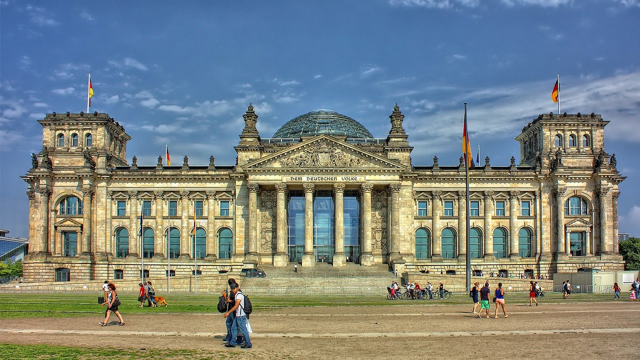 Un vol Berlin pas cher avec Algofly illustré par le palais du Reichstag.