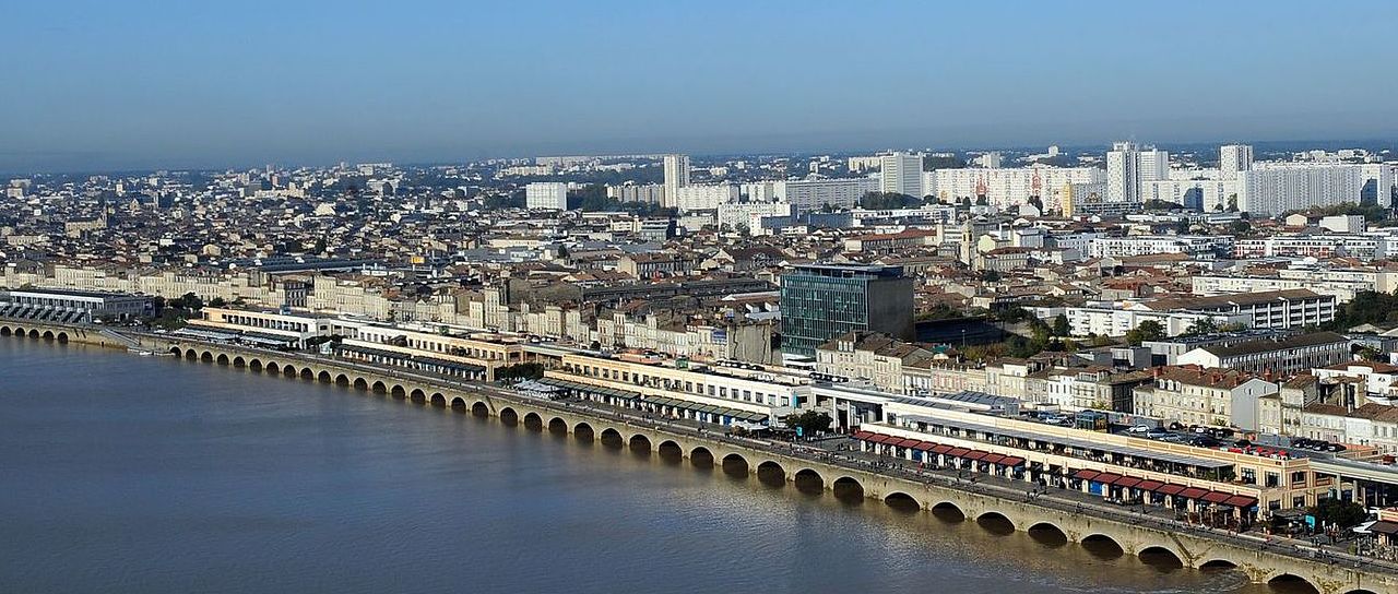 Un vol Bordeaux pas cher avec Algofly illustré par la ville vue du ciel devant la Garonne.