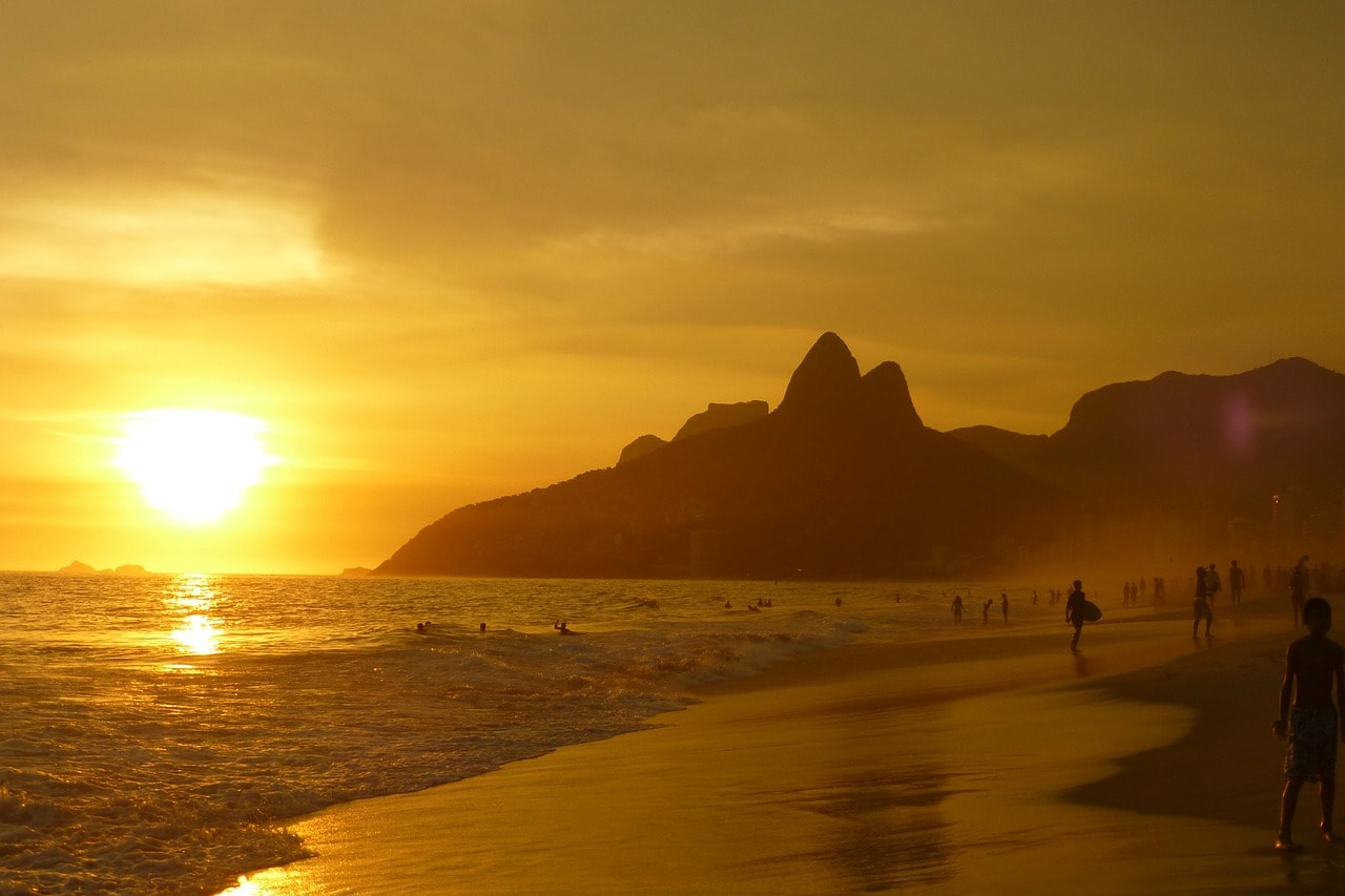 Un vol Brésil pas cher avec Algofly illustré par un coucher de soleil sur la mer.