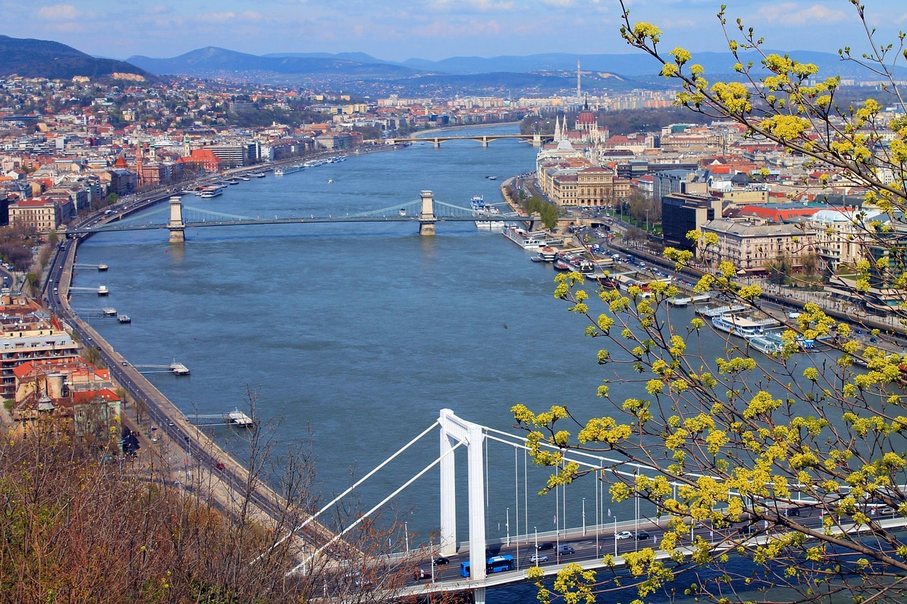 Un vol Budapest pas cher avec Algofly illustré par la ville traversée par son fleuve le Danube.