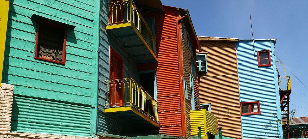 Un vol Buenos Aires pas cher avec Algofly illustré par les maisons colorées du quartier de la Boca.