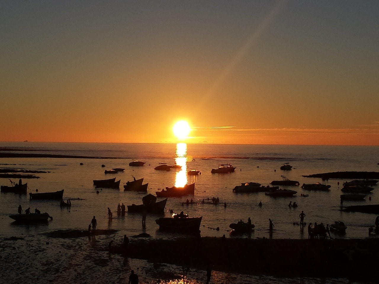 Un vol Casablanca pas cher avec Algofly illustré par un coucher de soleil sur l'atlantique.