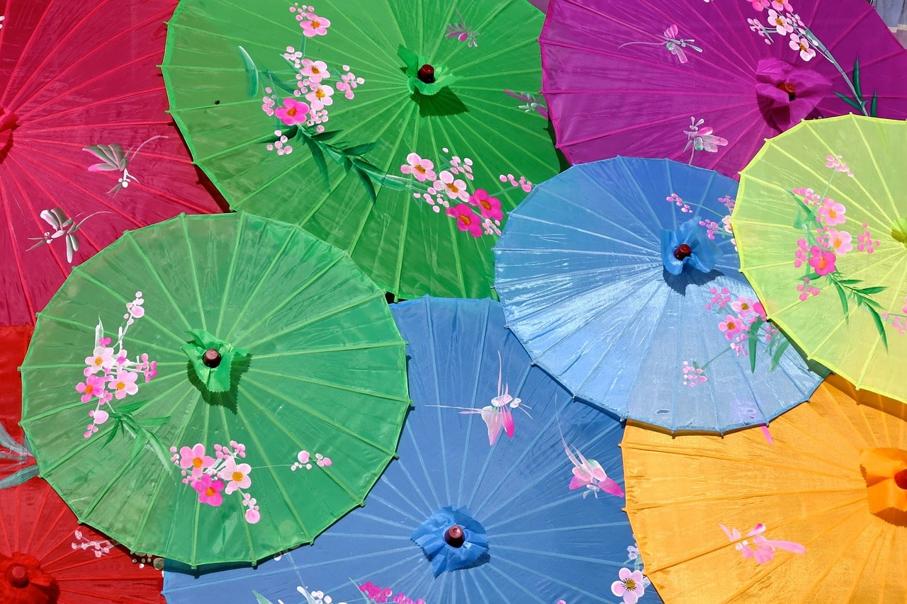 Un vol Chine pas cher avec Algofly illustré par des ombrelles de couleur.