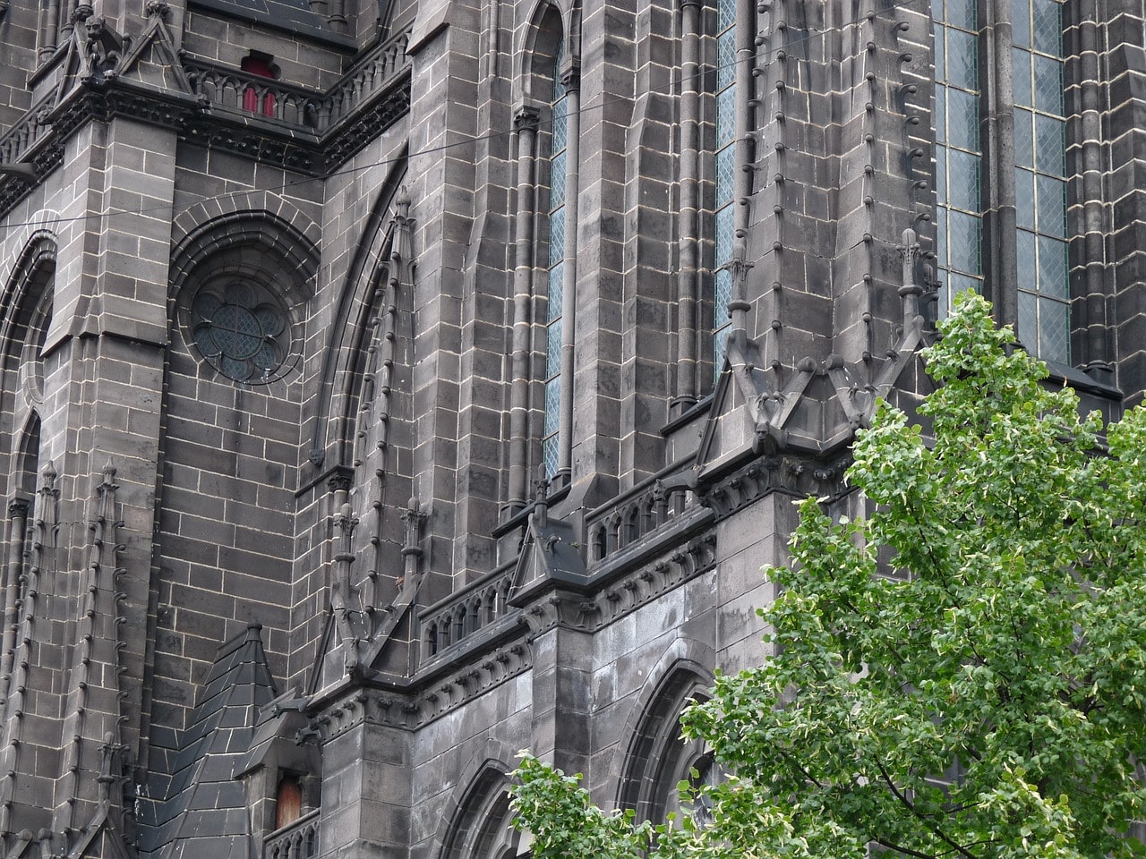 Un vol Clermont-Ferrand pas cher avec Algofly illustré par la Cathédrale Notre-Dame-de-l'Assomption de Clermont en gros plan.