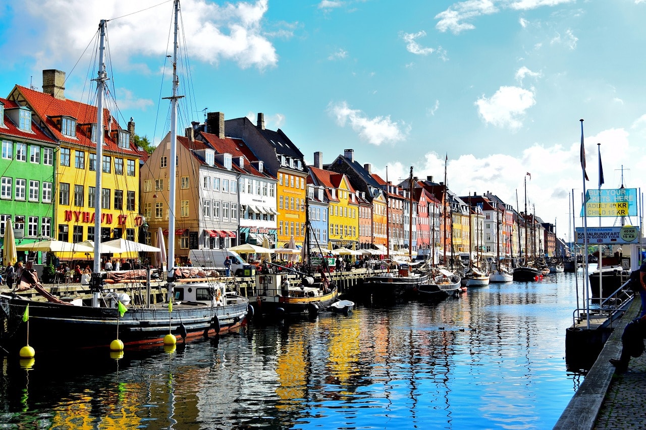 Un vol Copenhague pas cher avec Algofly illustré par le canal Nyhavn et le vieux port.