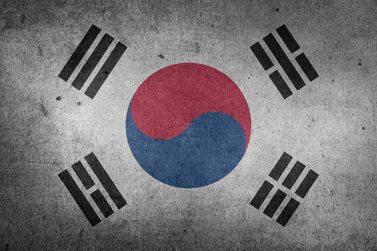 Un vol Corée du Sud pas cher avec Algofly illustré par le drapeau national blanc frappé du symbole du yin yang rouge et bleu.