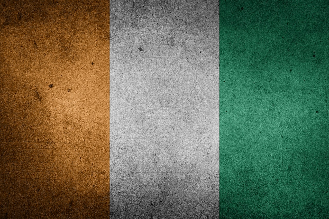 Un vol Côte d'Ivoire pas cher avec Algofly illustré par le drapeau national orange, blanc et vert.