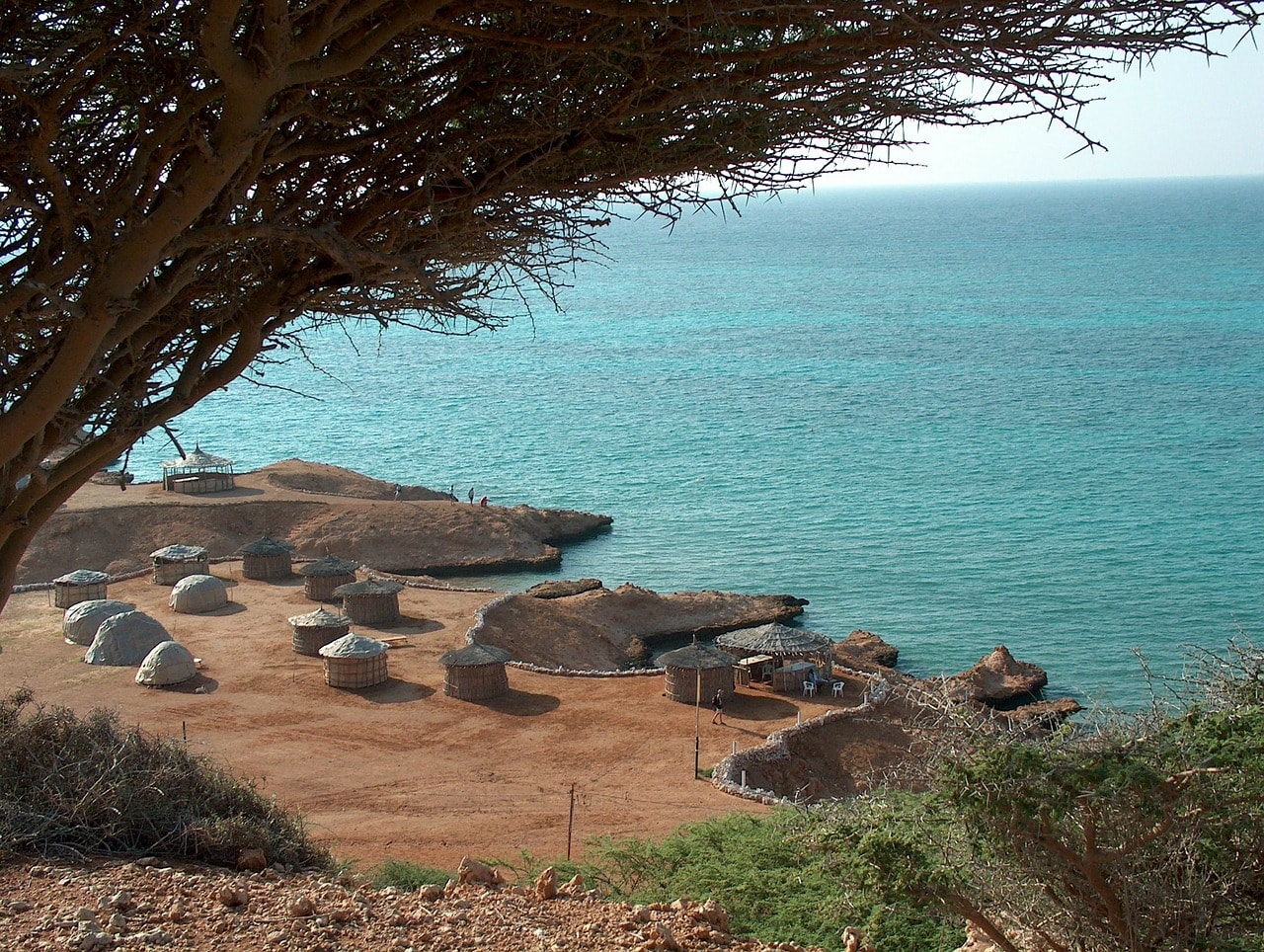 Un vol Djibouti pas cher avec Algofly illustré par des cahutes en bord de mer.