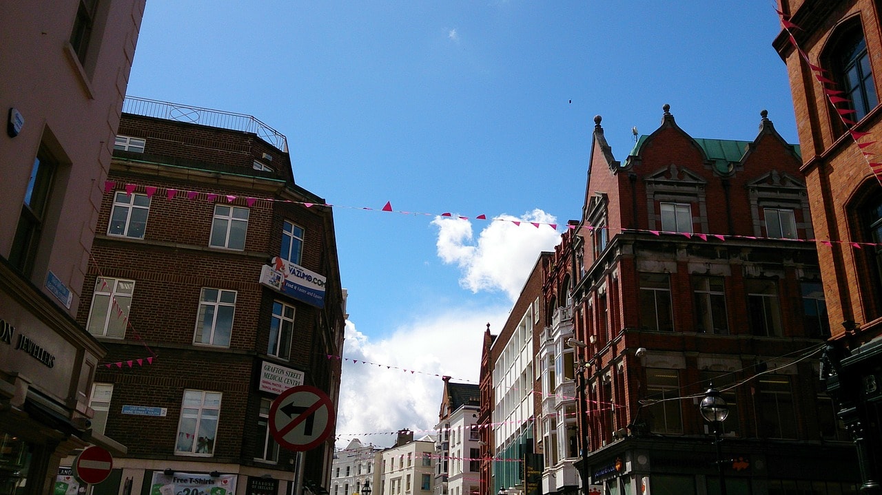 Un vol Dublin pas cher avec Algofly illustré par la rue marchande Grafton Street sous un ciel bleu.