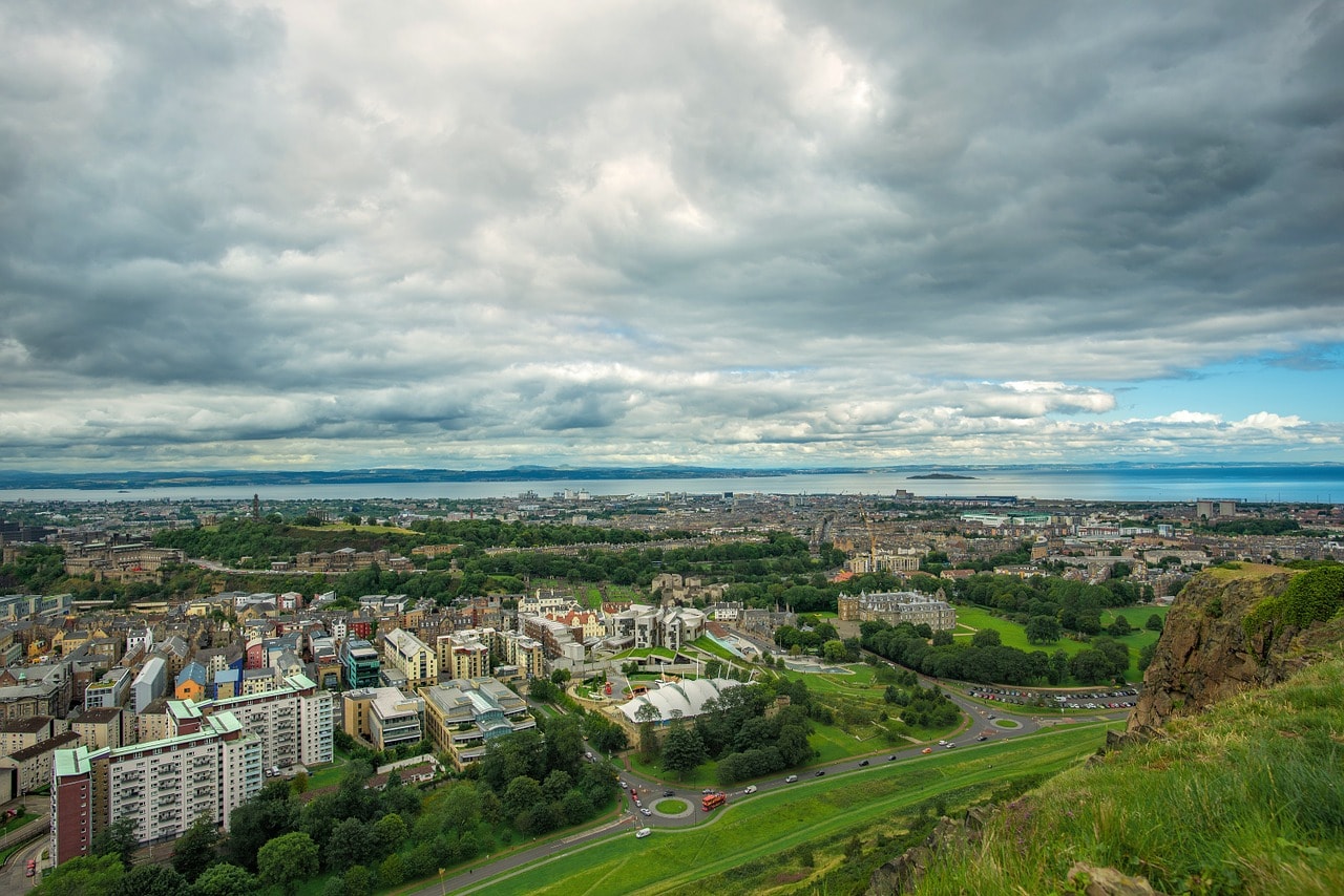 Un vol Edimbourg pas cher avec Algofly illustré par une vue plongeante sur le parc de Holyrood.