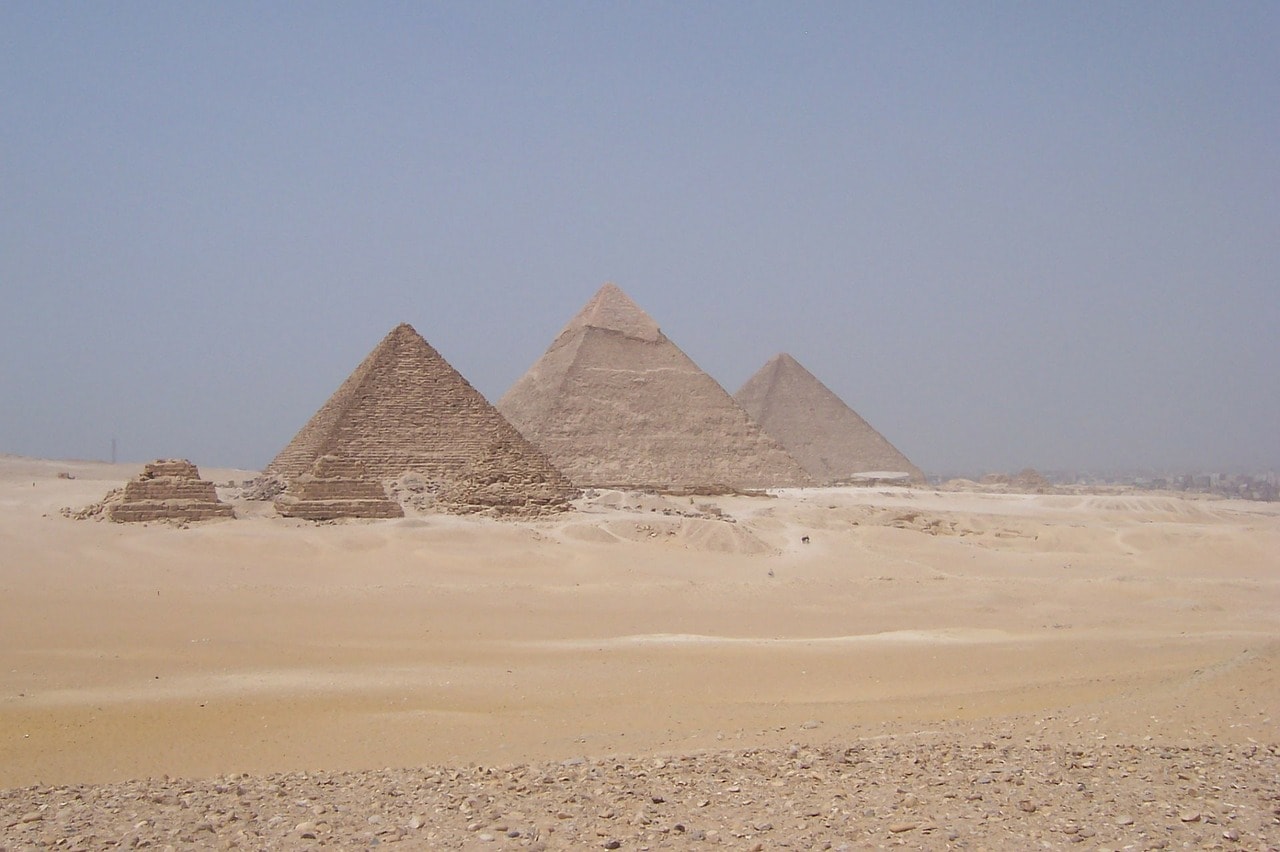 Un vol Egypte pas cher avec Algofly illustré par quatre pyramides en plein cœur du désert.