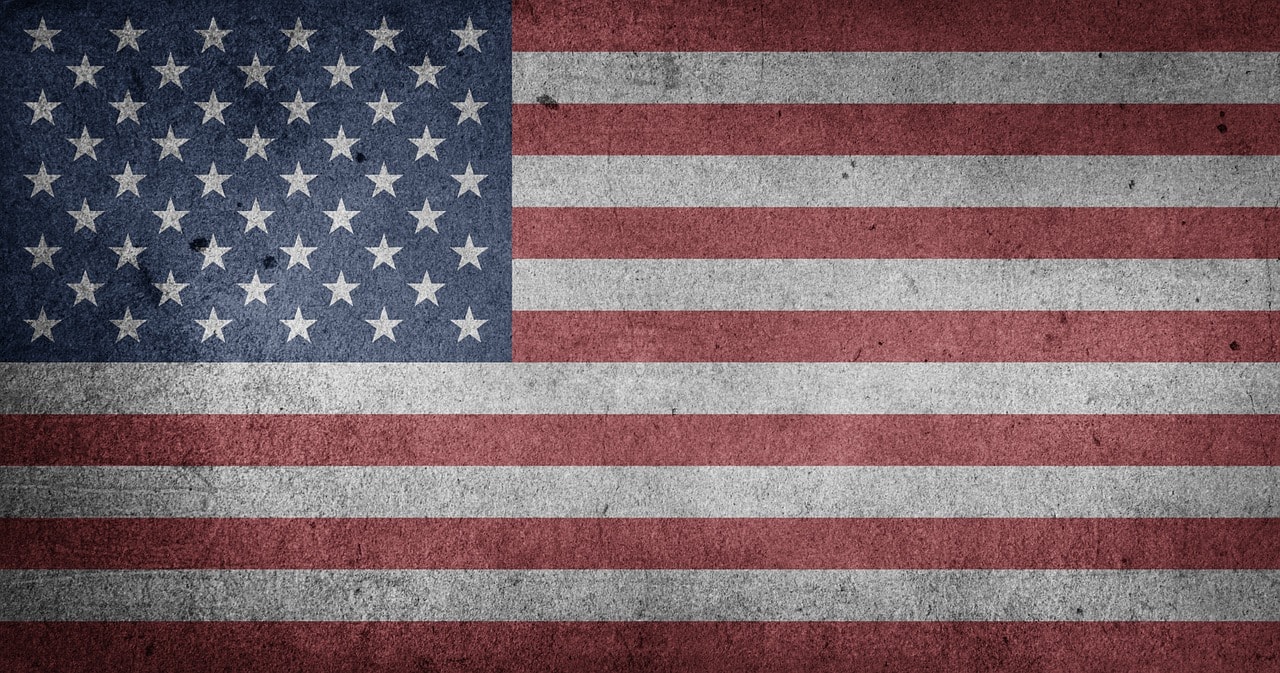 Un vol Etats-Unis pas cher avec Algofly illustré par son drapeau à bandes rouges et blanches et ses 50 étoiles blanches sur fond bleu.