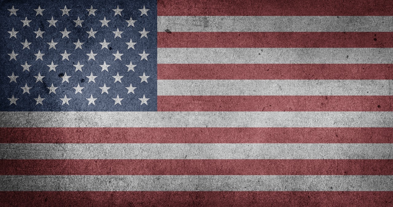 Un vol Etats-Unis pas cher avec Algofly illustré par son drapeau à bandes rouges et blanches et ses 50 étoiles blanches sur fond bleu.