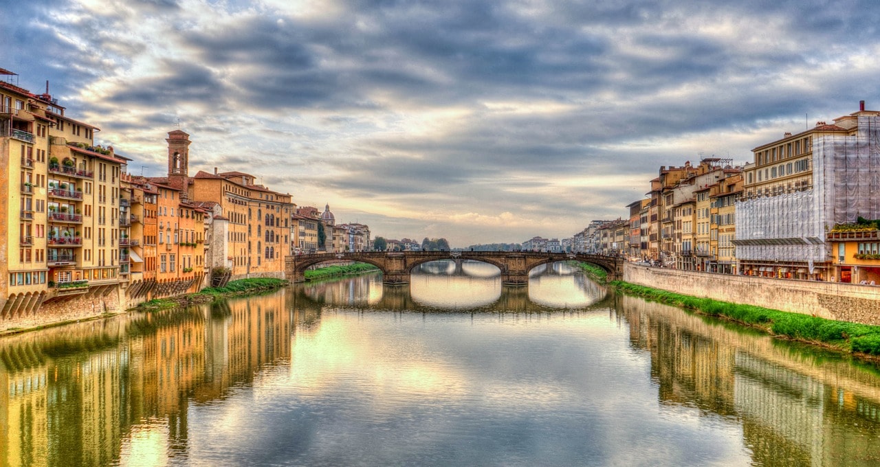 Un vol Florence pas cher avec Algofly illustré par le fleuve Arno traversant la ville.