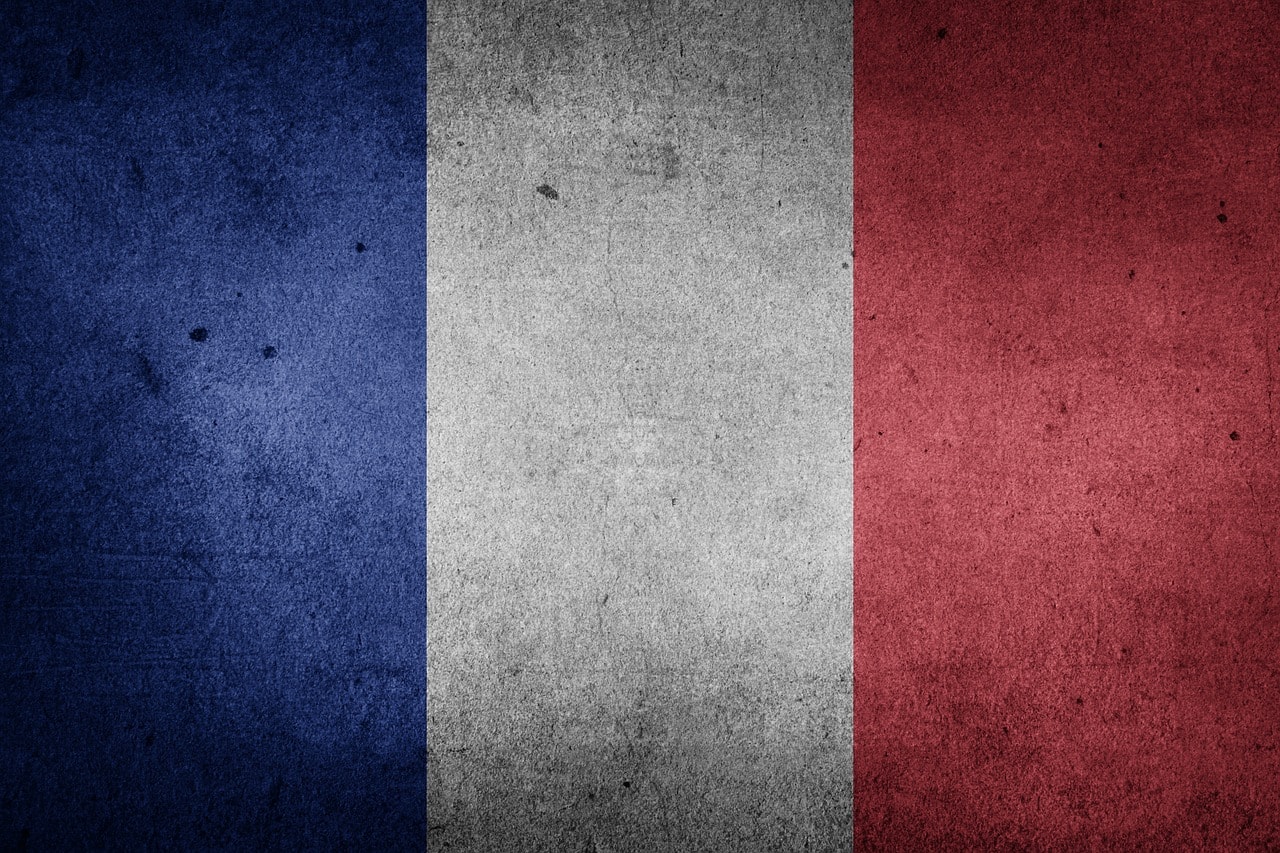 Un vol France pas cher avec Algofly illustré par le drapeau national à bandes verticales bleu, blanc, rouge.