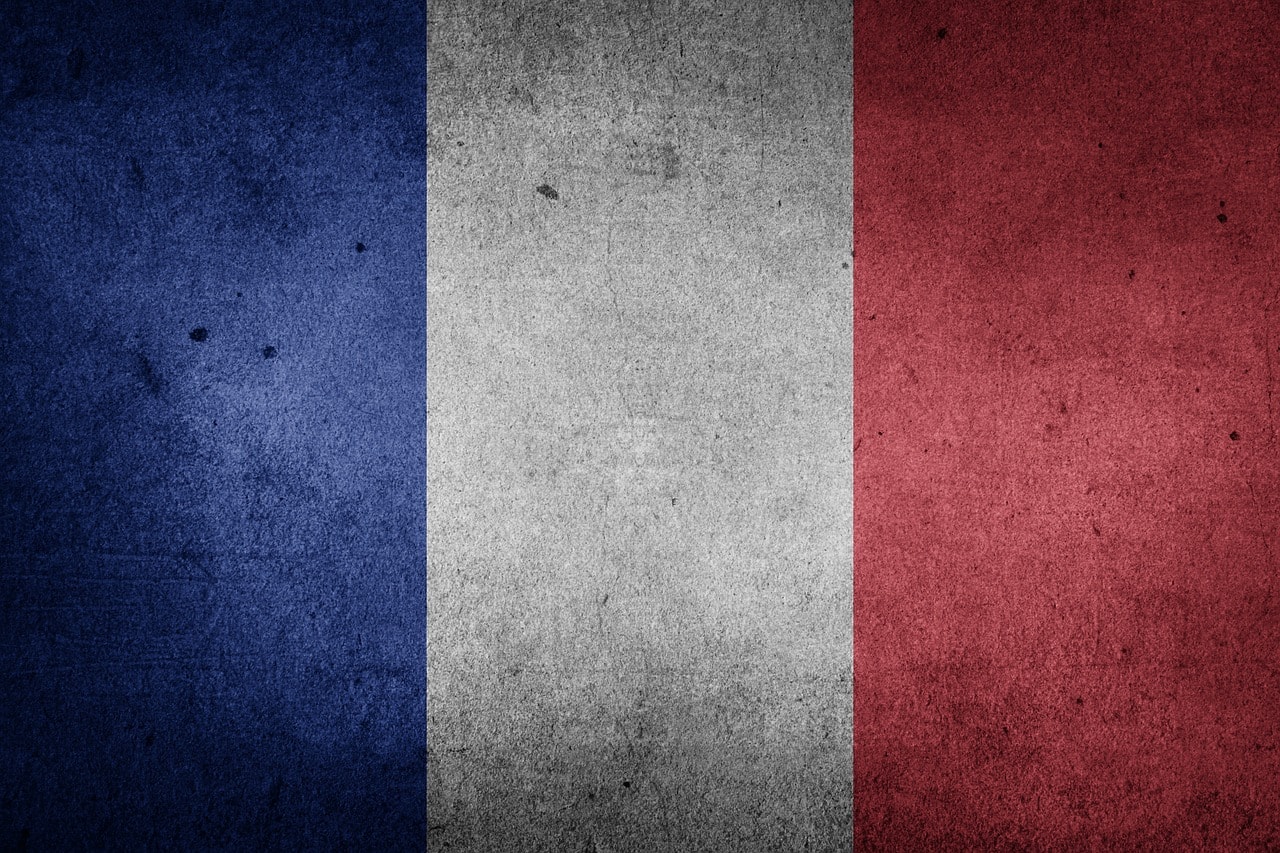 Un vol France pas cher avec Algofly illustré par le drapeau national à bandes verticales bleu, blanc, rouge.