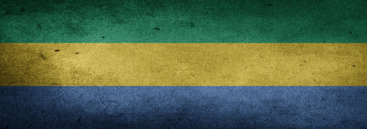 Un vol Gabon pas cher avec Algofly illustré par le drapeau national à bande horizontales vertes, jaunes bleues.