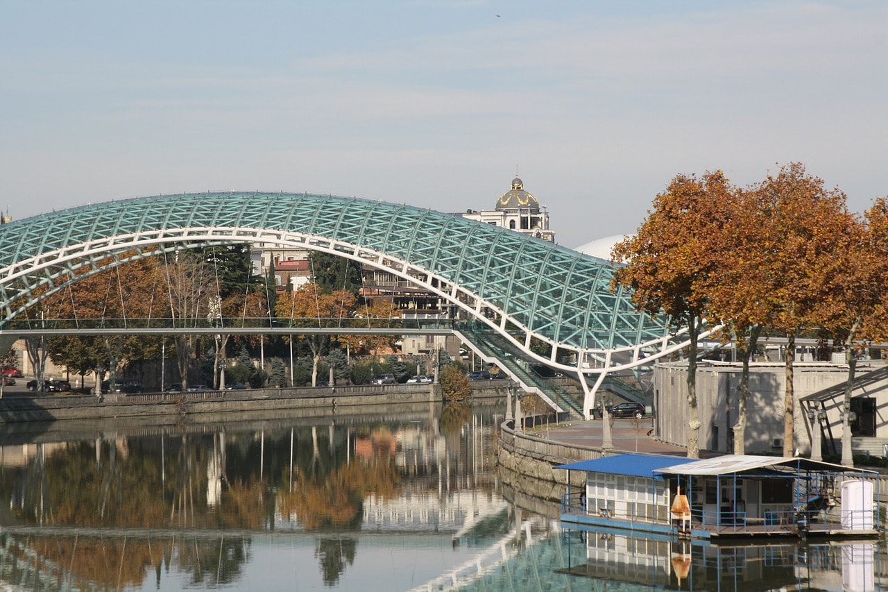 Un vol Georgie pas cher avec Algofly illustré par le pont de la Paix en verre et en acier, au-dessus du Mtkvari à Tbilissi.