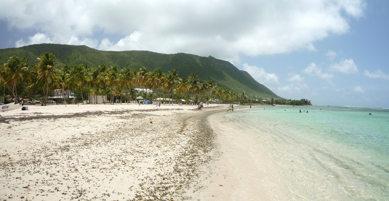 Une plage de sable blanc et mer turquoise pour illustrer un vol Guadeloupe pas cher avec Algofly.