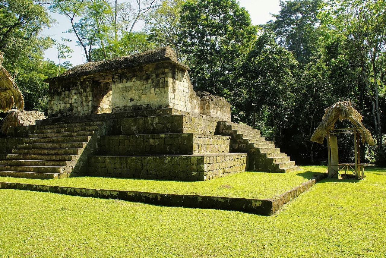 Un vol Guatemala pas cher avec Algofly illustré par une ruine de temple au cœur de la jungle.