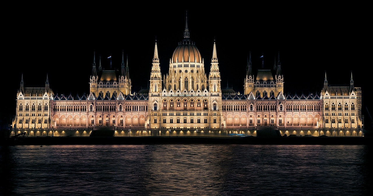 Un vol Hongrie pas cher avec Algofly illustré par le Parlement éclairé dans la nuit.