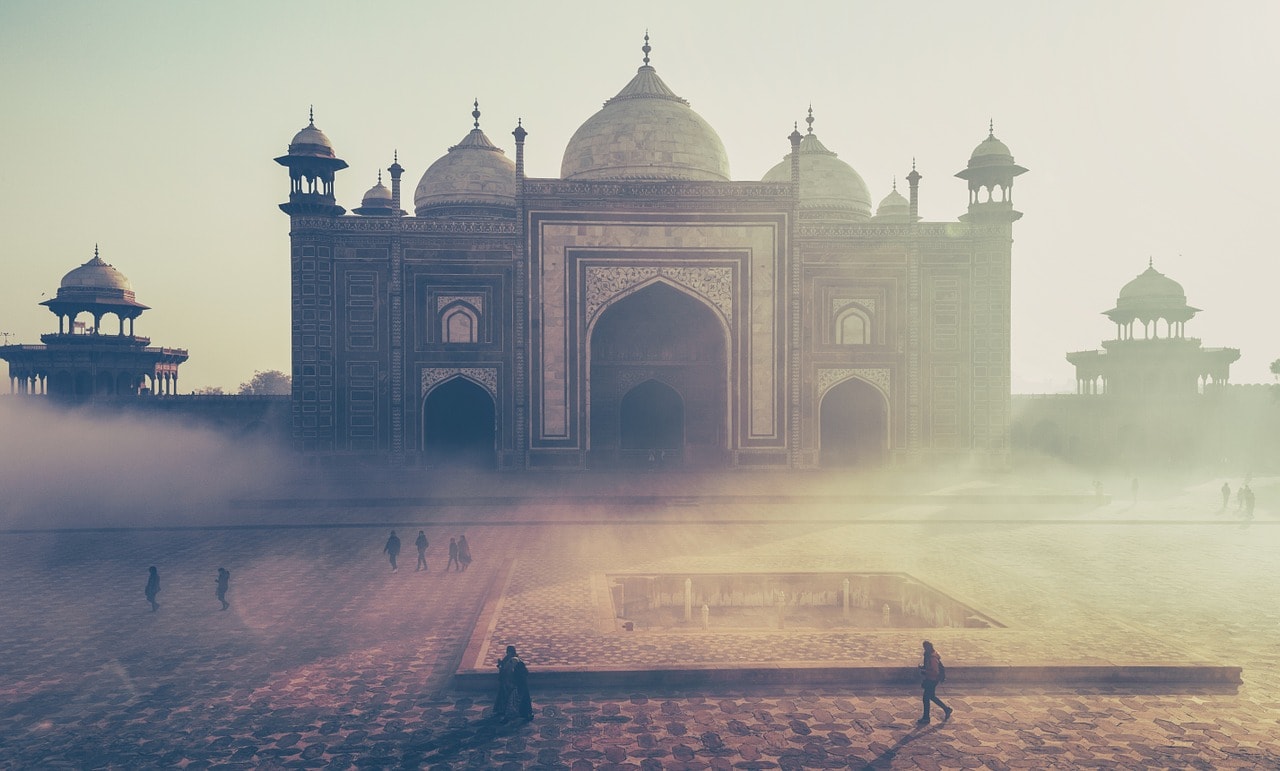 Un vol Inde pas cher avec Algofly illustré par un magnifique temple hindouiste à travers brume. 