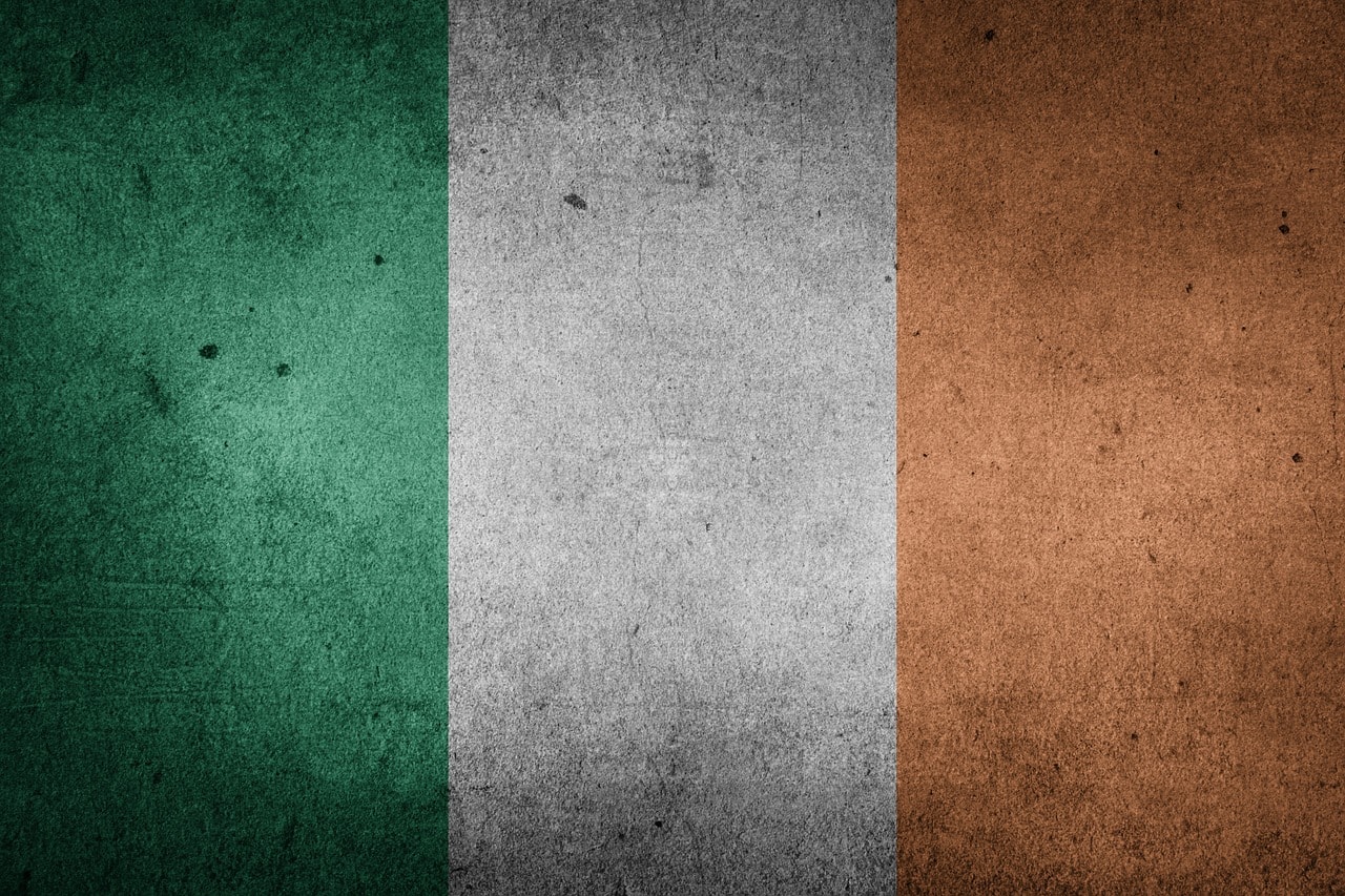 Un vol Irlande pas cher avec Algofly illustré par son drapeau national vert, blanc et orange.