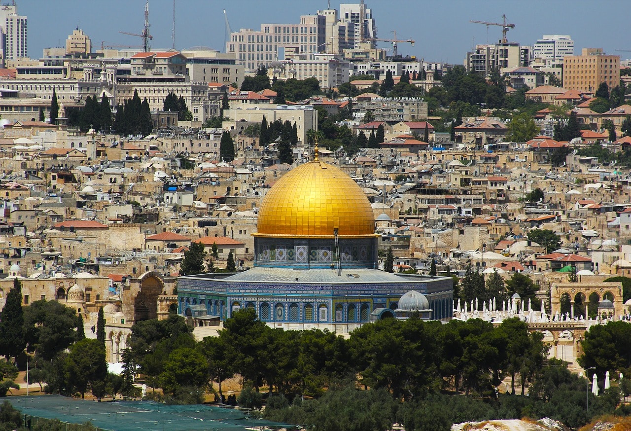 Un vol Israël pas cher avec Algofly illustré par la coupole du Roche au cœur de Jérusalem-Est.