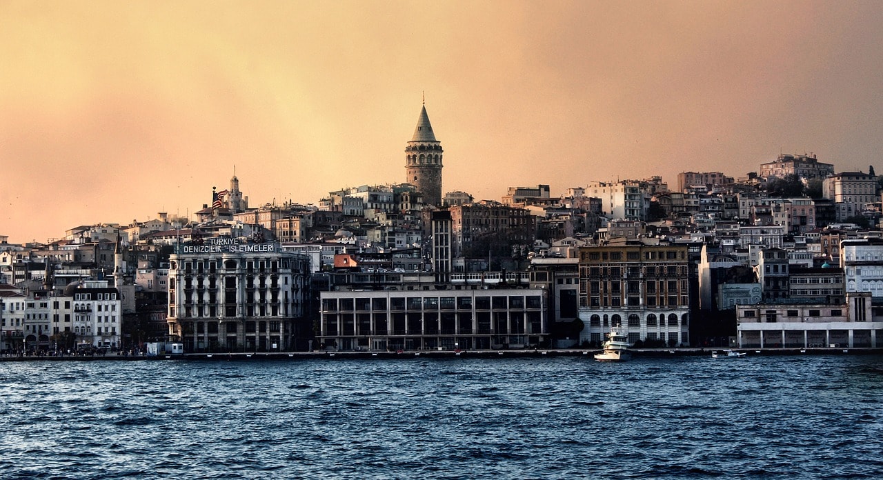 Un vol Istanbul pas cher avec Algofly illustré par un morceau de la métropole sur le détroit du Bosphore.