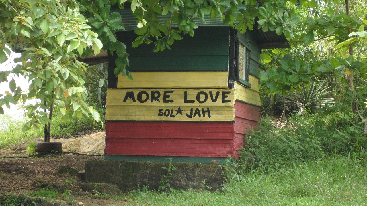 Un vol Jamaïque pas cher avec Algofly illustré par une cabane aux couleurs du drapeau national.