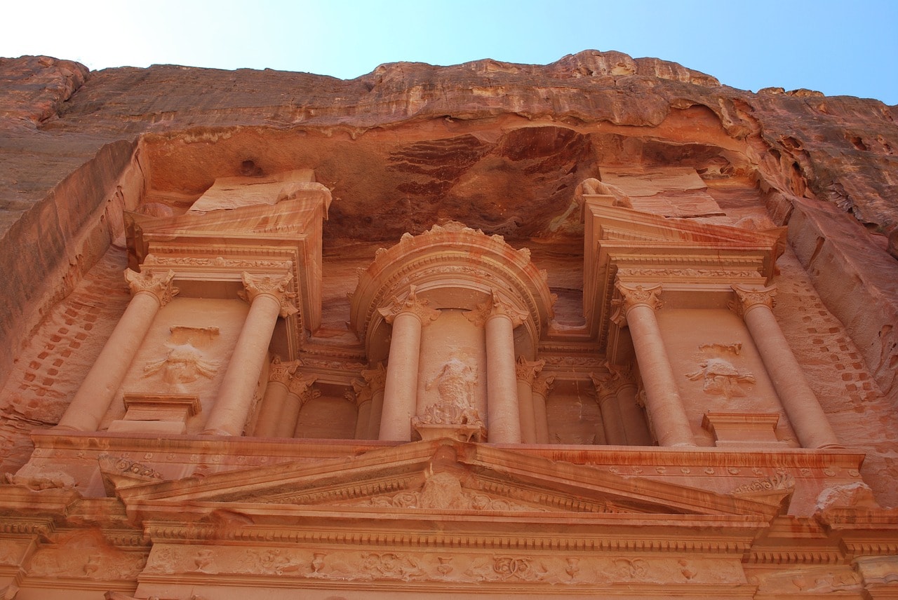 Un vol Jordanie pas cher avec Algofly illustré par la cité nabatéenne de Pétra.