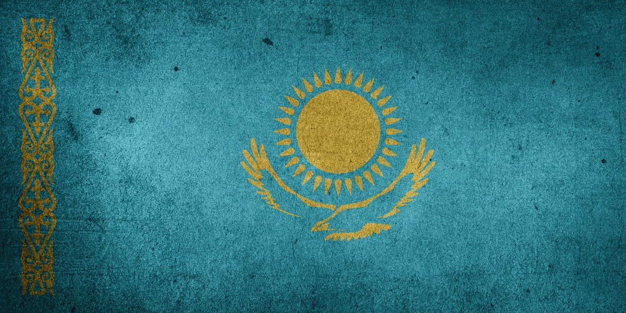 Un vol Kazakhstan pas cher avec Algofly illustré par le drapeau national de couleur bleu turquoise marqué d'un aigle et d'un soleil jaunes.