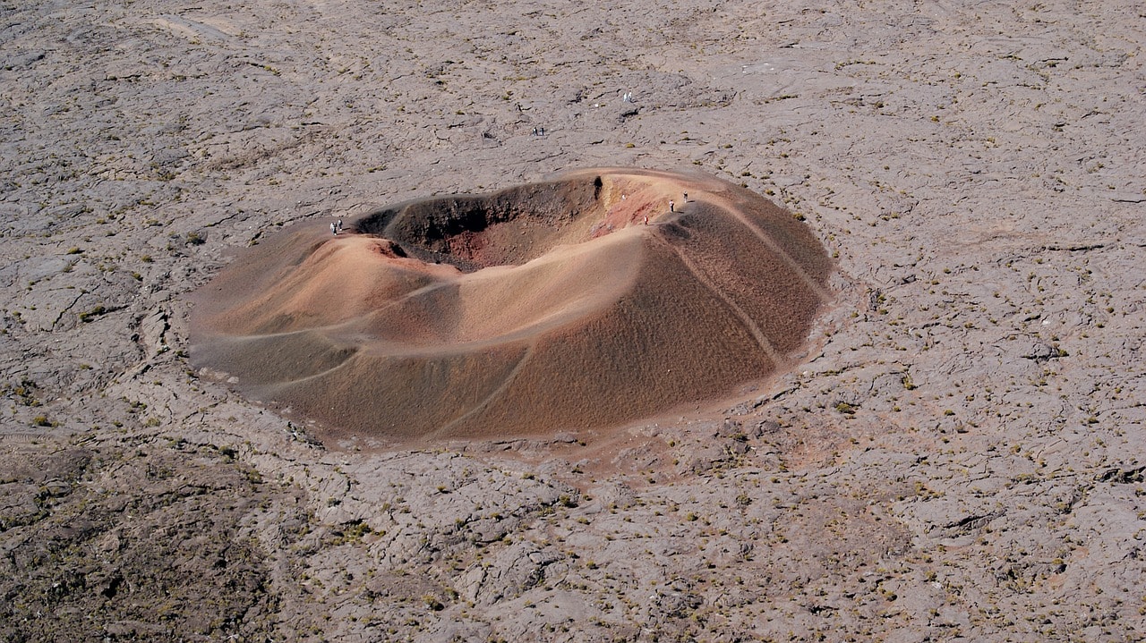 Un vol La Réunion pas cher avec Algofly illustré par le célèbre volcan de la Fournaise.