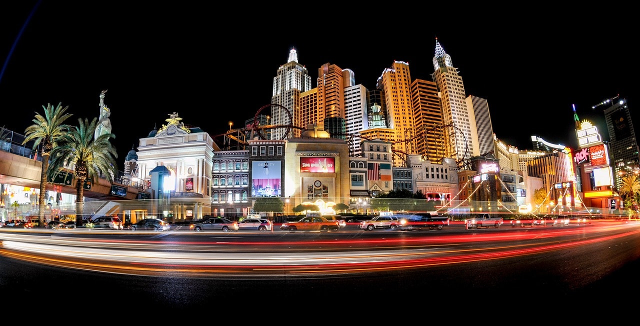 Un vol Las Vegas pas cher avec Algofly illustré par des illuminations de building dans la nuit.