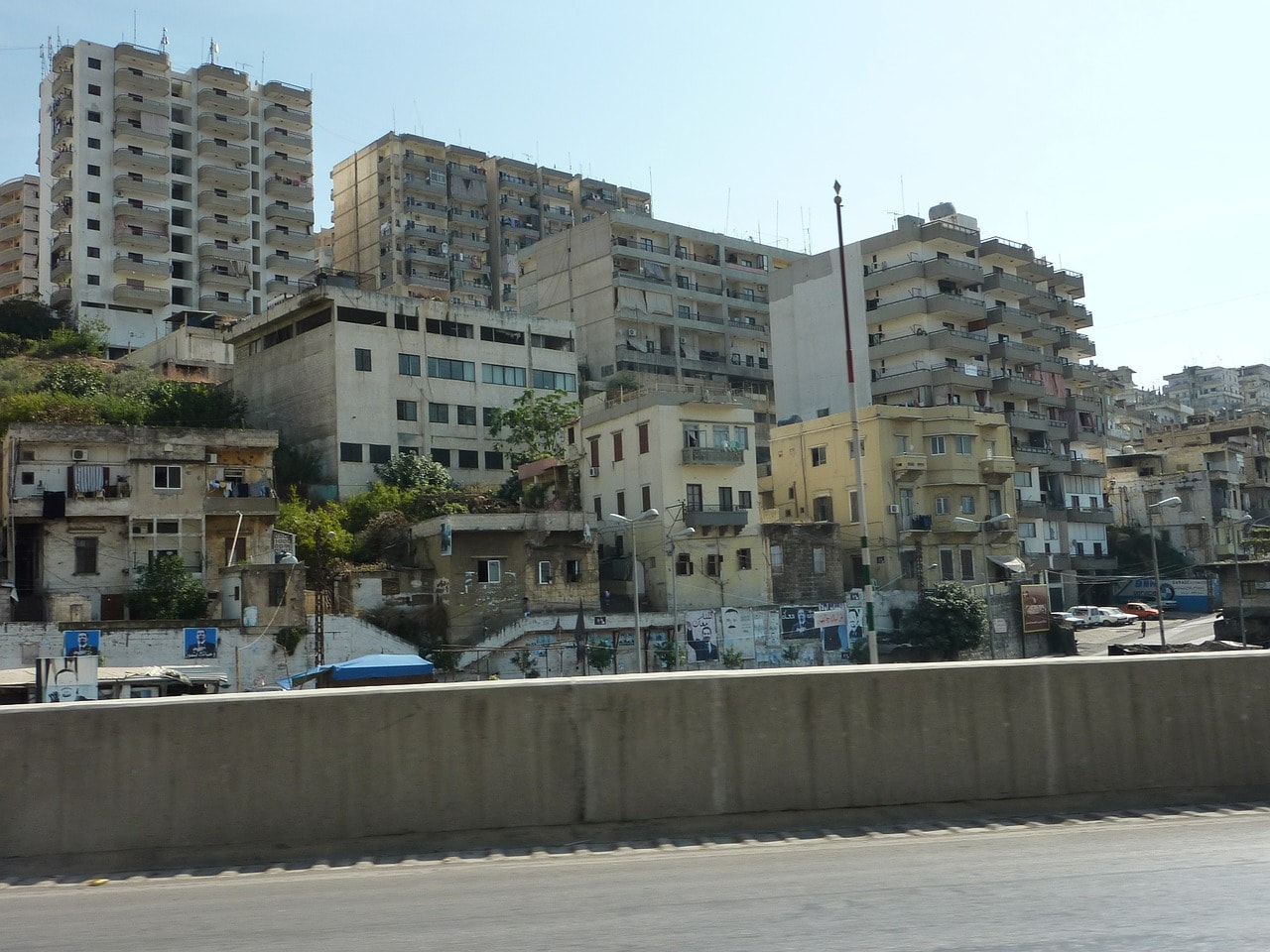 Un vol Liban pas cher avec Algofly illustré par des immeubles face au soleil.