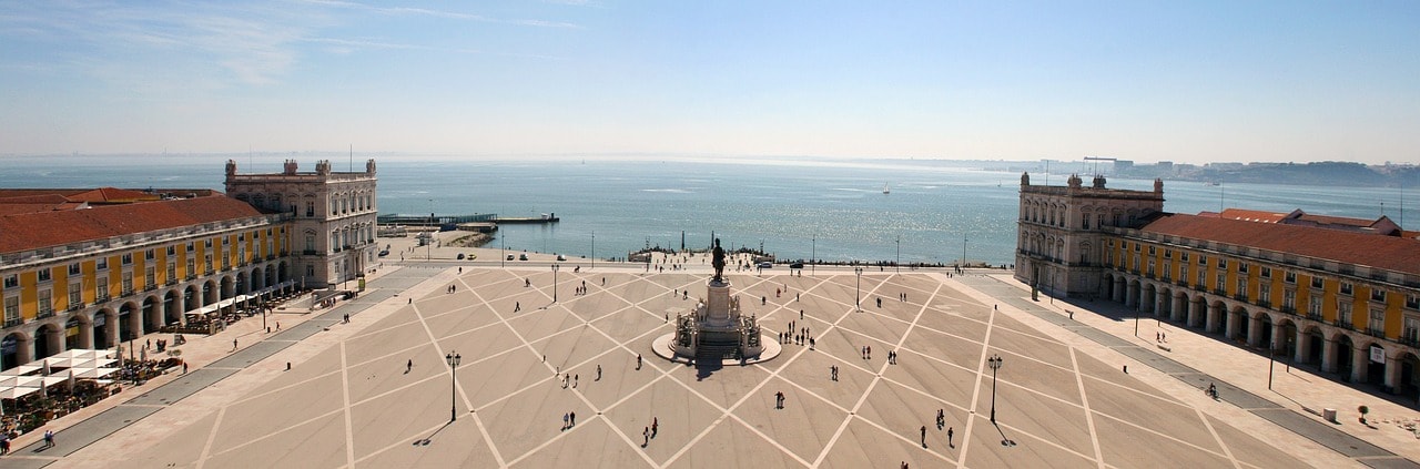 Un vol Lisbonne pas cher avec Algofly illustré par le Tage vu depuis la cours du palais.