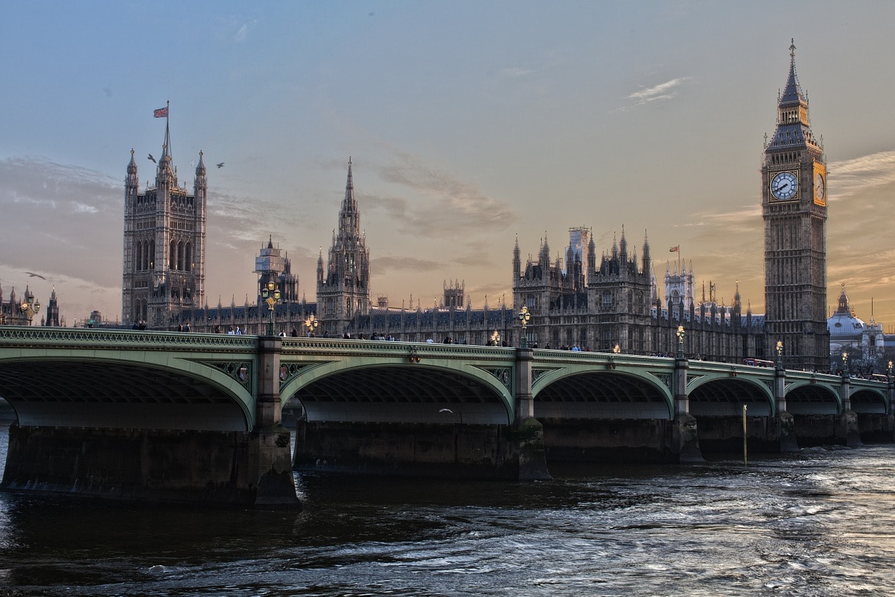 Un vol Londres pas cher avec Algofly illustré par le Parlement anglais devant la Tamise avec une lumière de fin de journée.