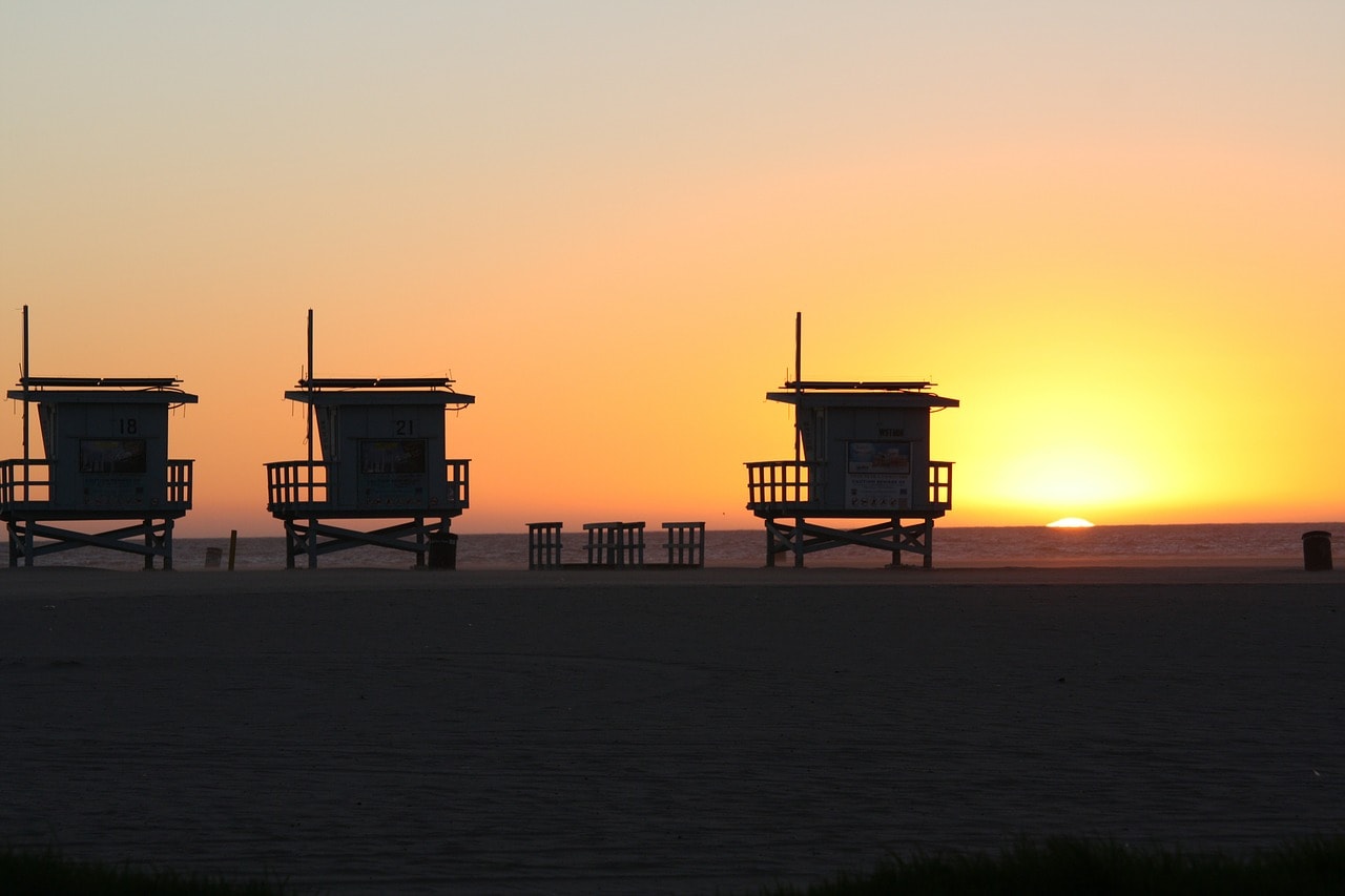 Un vol Los Angeles pas cher avec Algofly illustré par un soleil couchant sur la plage de Venice Beach.